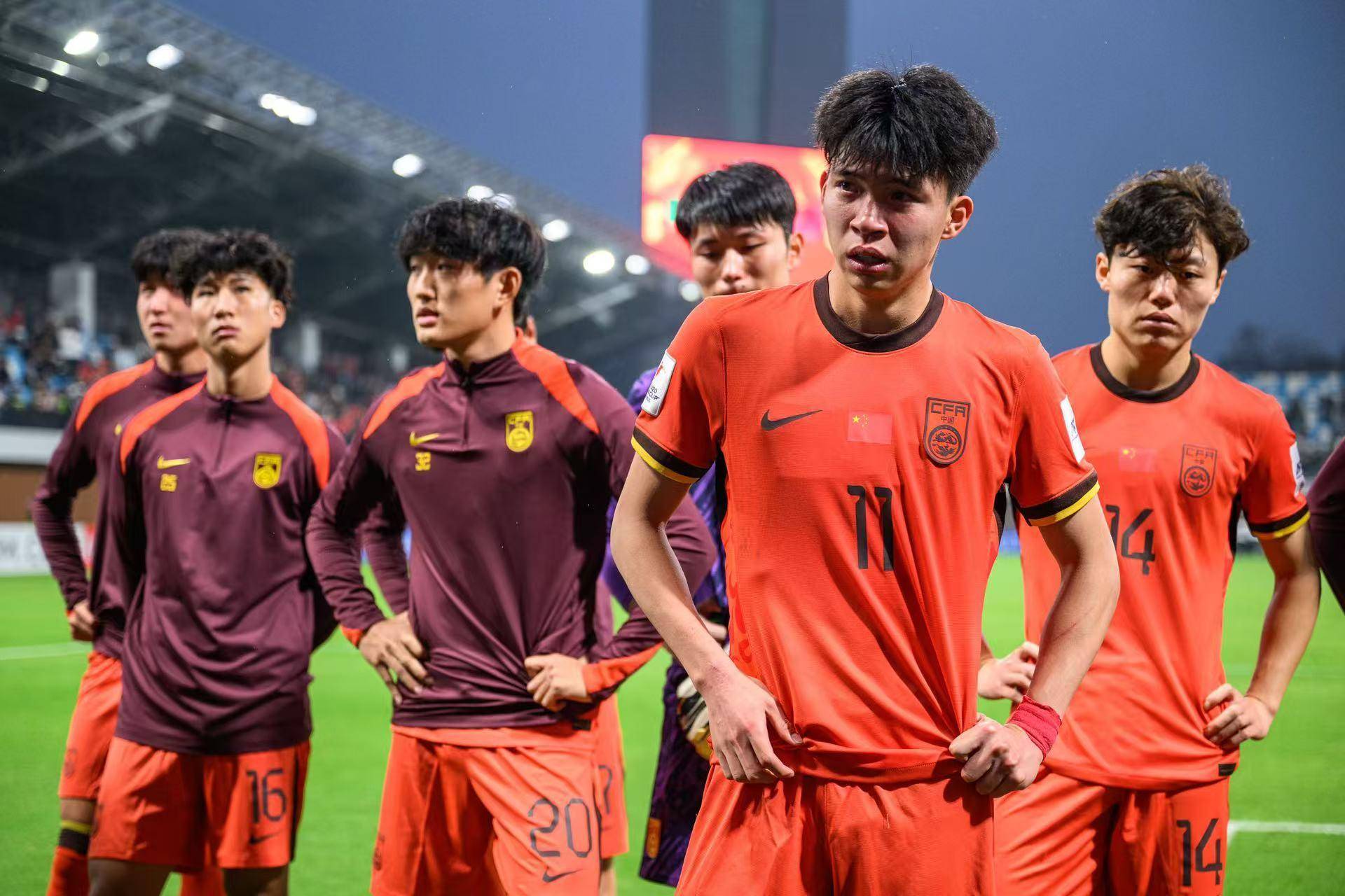 雷火电竞app-亚洲足球比赛中球队之间的激烈竞争紧张刺激