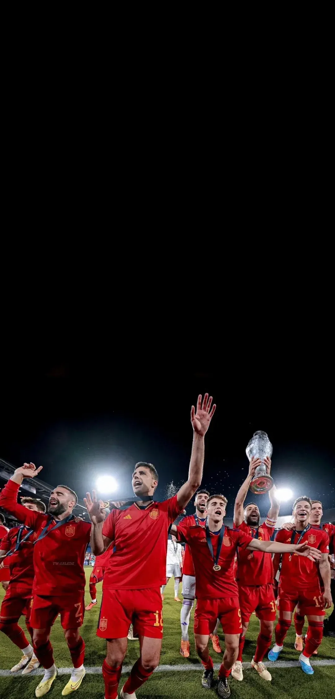 雷火电竞网站-西班牙球队捧起欧洲冠军联赛奖杯