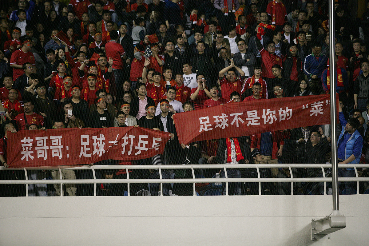 球队合作紧密,努力战胜对手取得胜利 球队合作紧密,努力战胜对手取得胜利