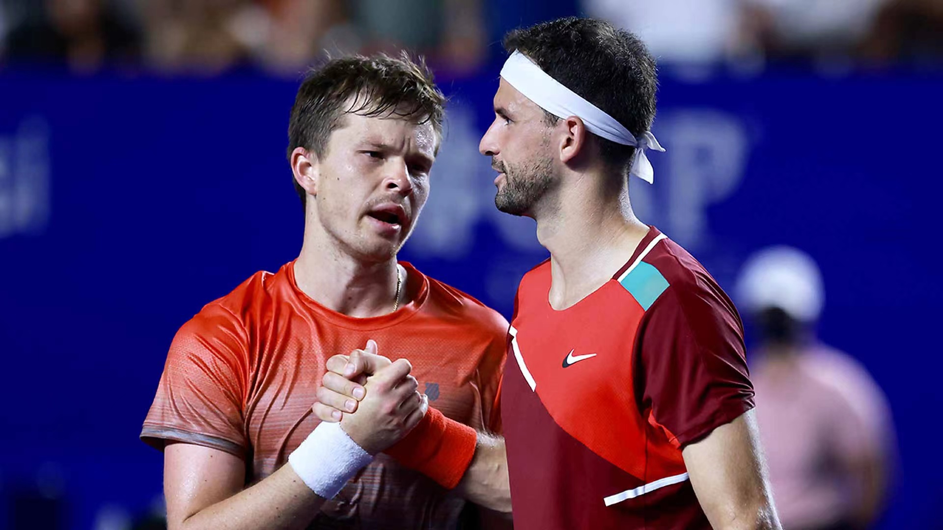 雷火电竞app-俄罗斯球员在全球篮球赛中展现超凡实力