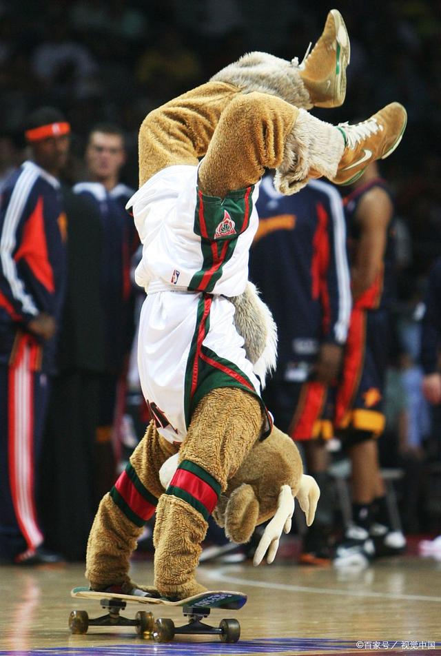 雷火电竞app-公牛轻取江苏队，利拉德高光表现